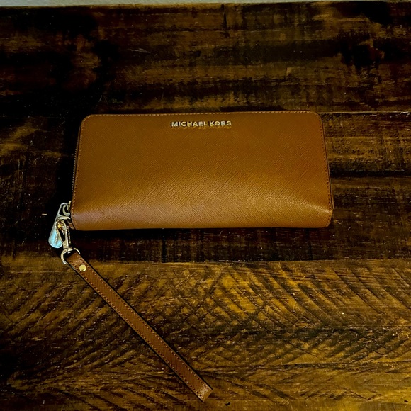 Michael Kors Clutch Wallet - Picture 1 of 3